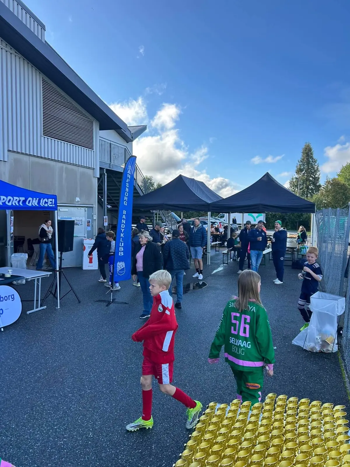 Spillere og familier samlet mellom kampene under Sarpsborg Cup