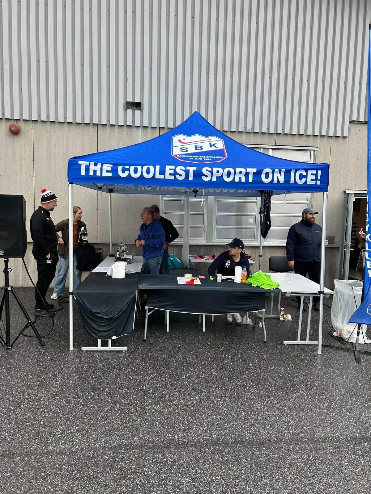 Frivillige ved Sarpsborg Bandyklubbs stand